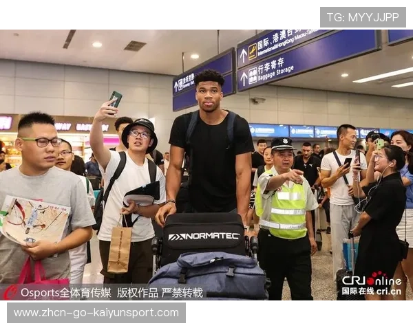 字母哥比赛后亲自为球迷签名耐心又亲切